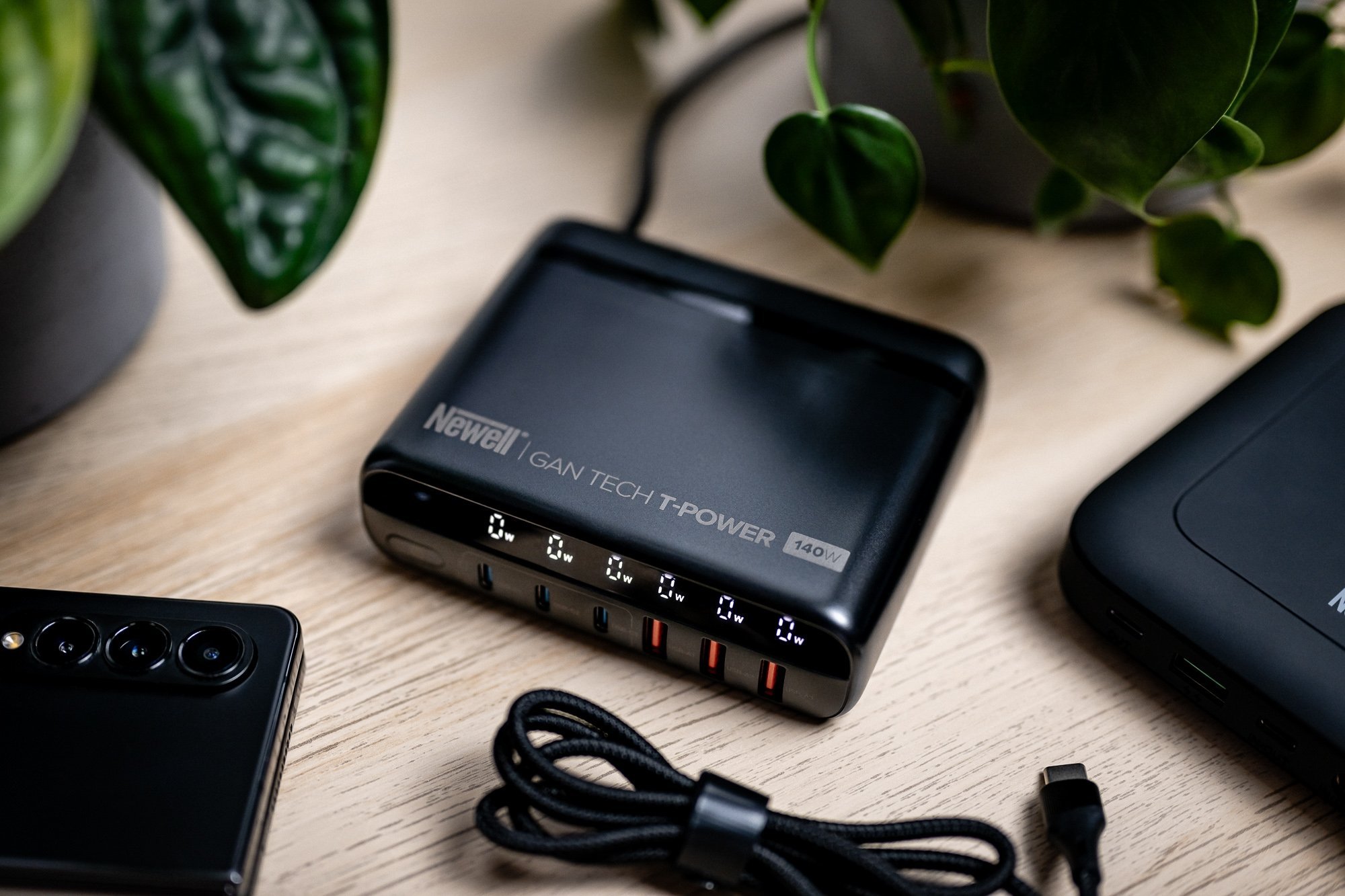 Karikues muri Newell GaN Tech T-power, 140W, 6 porte USB, me adapterë prizash