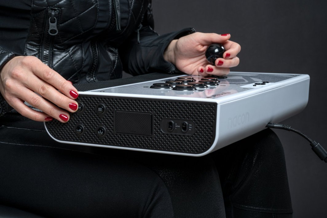 Kontroller Nacon PS5 ARCADE, me kabllo