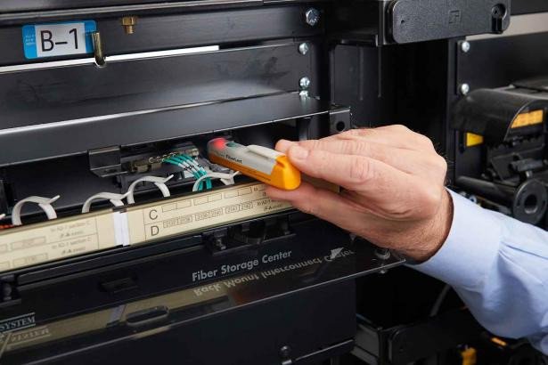 Detektor fibër optike Fluke FiberLert 125, për fibra single mode dhe multimode, portativ, i verdhë