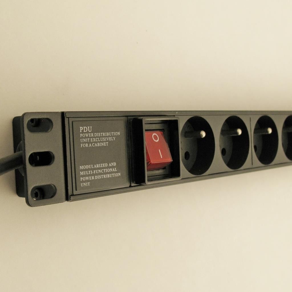 Kabllo elektrike NetRack 19'', 1U, 230V/16A, 8 priza, e zezë