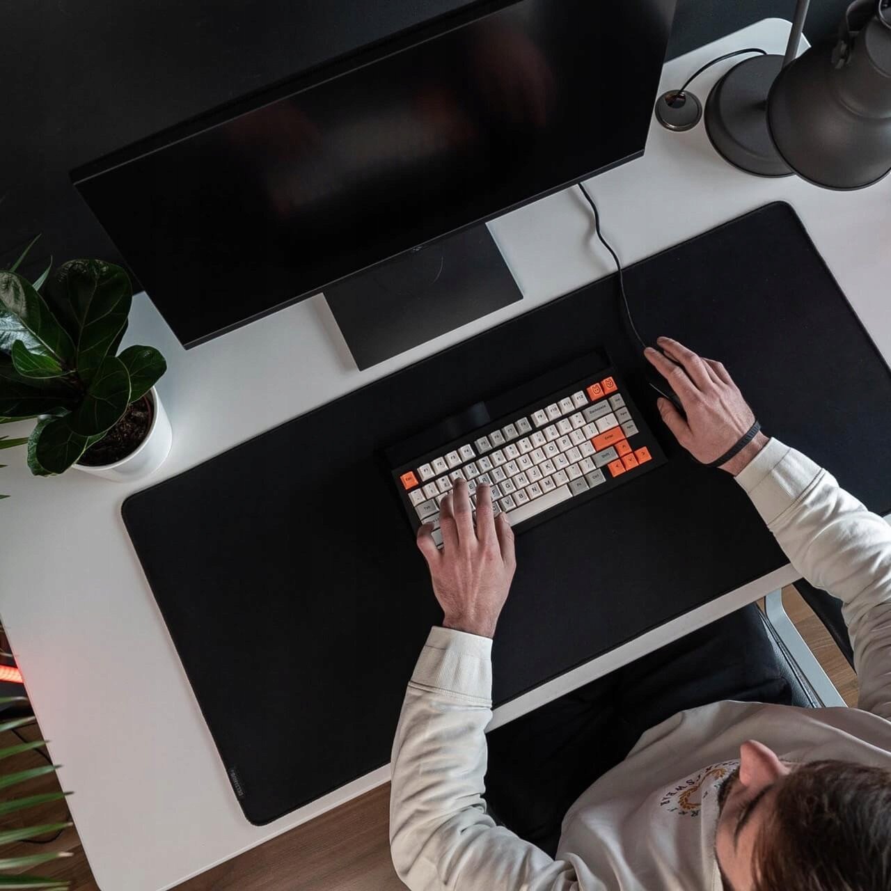 Mbulesë tavoline Deltahub Gaming Protective Desk Pad, madhësia L, e zezë