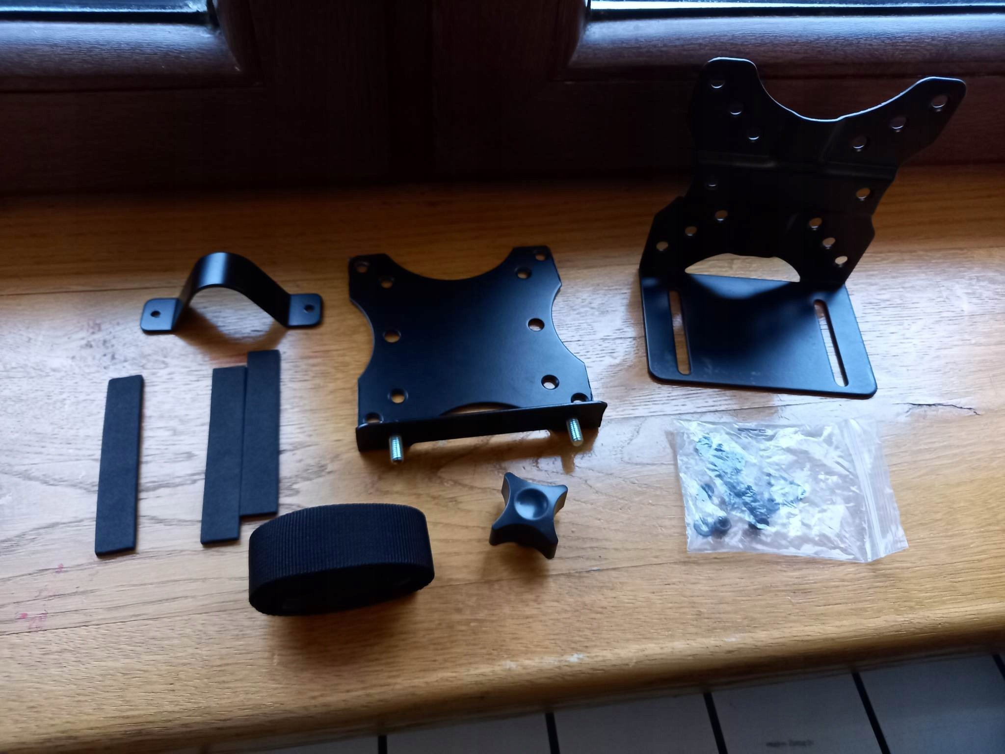 Mbajtëse miniPC ICY BOX Vesa Mounted, universale, e rregullueshme, e zezë