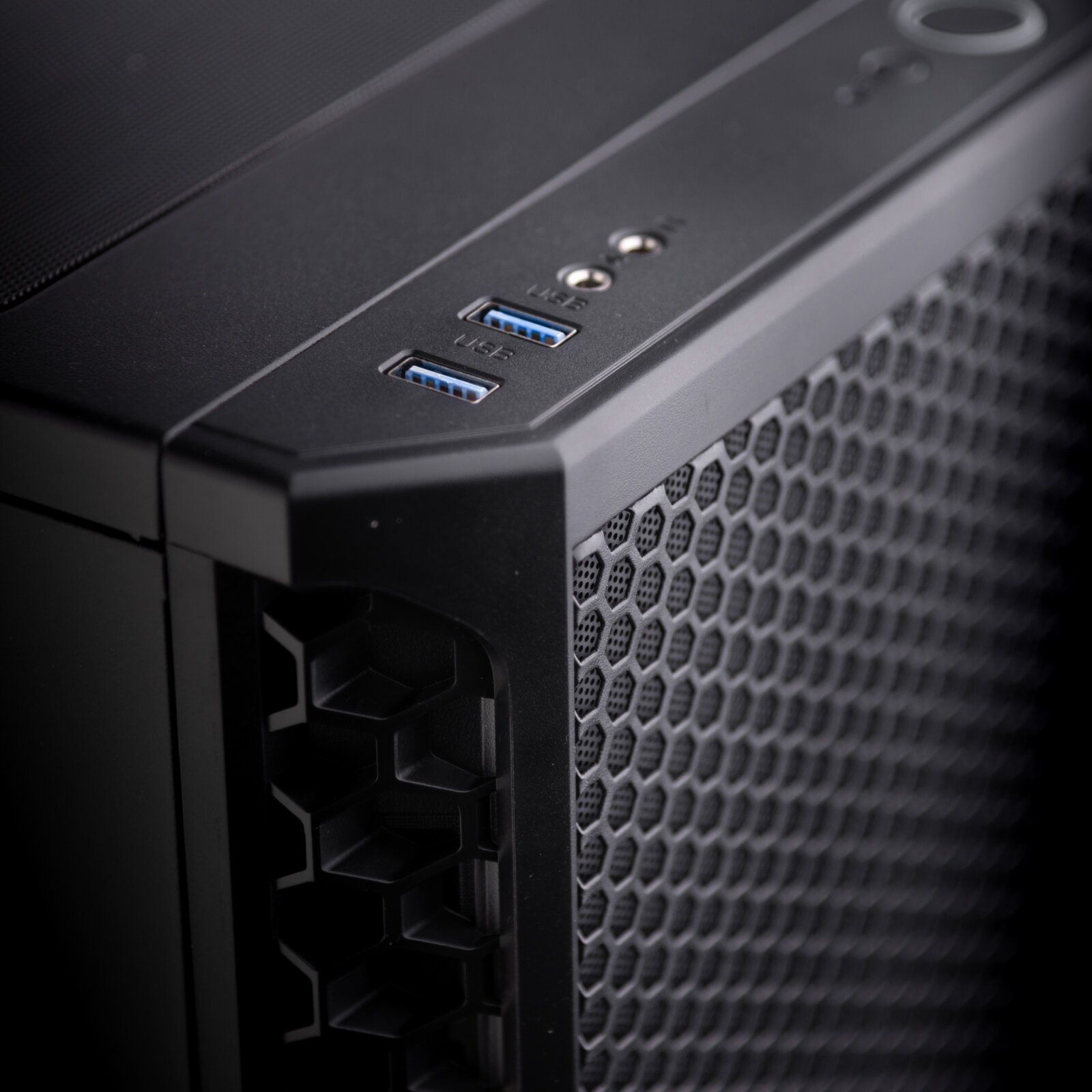 Kompjuter desktop Lynx Challenger, ftohje e avancuar, kasa kompakte, i zi