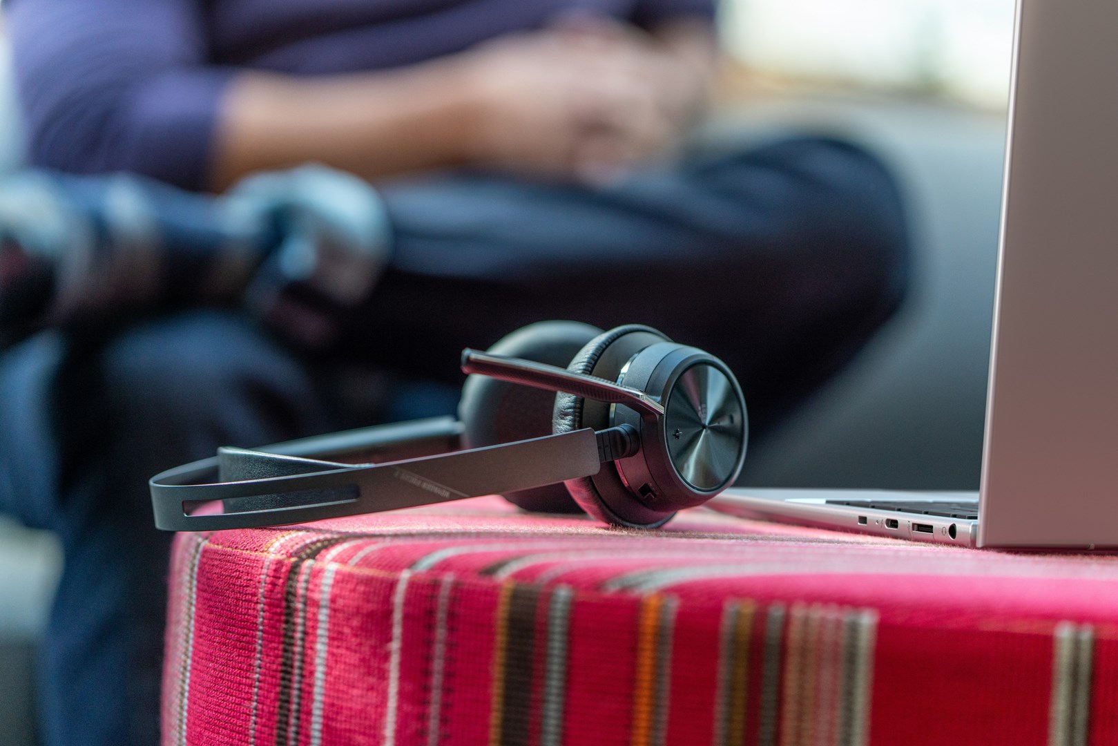 Kufje Poly Voyager Focus 2 UC, Bluetooth 5.1, USB-C, e zezë