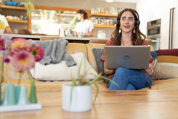 Kufje me mikrofon Poly Blackwire 8225, USB C, me ANC, e zezë