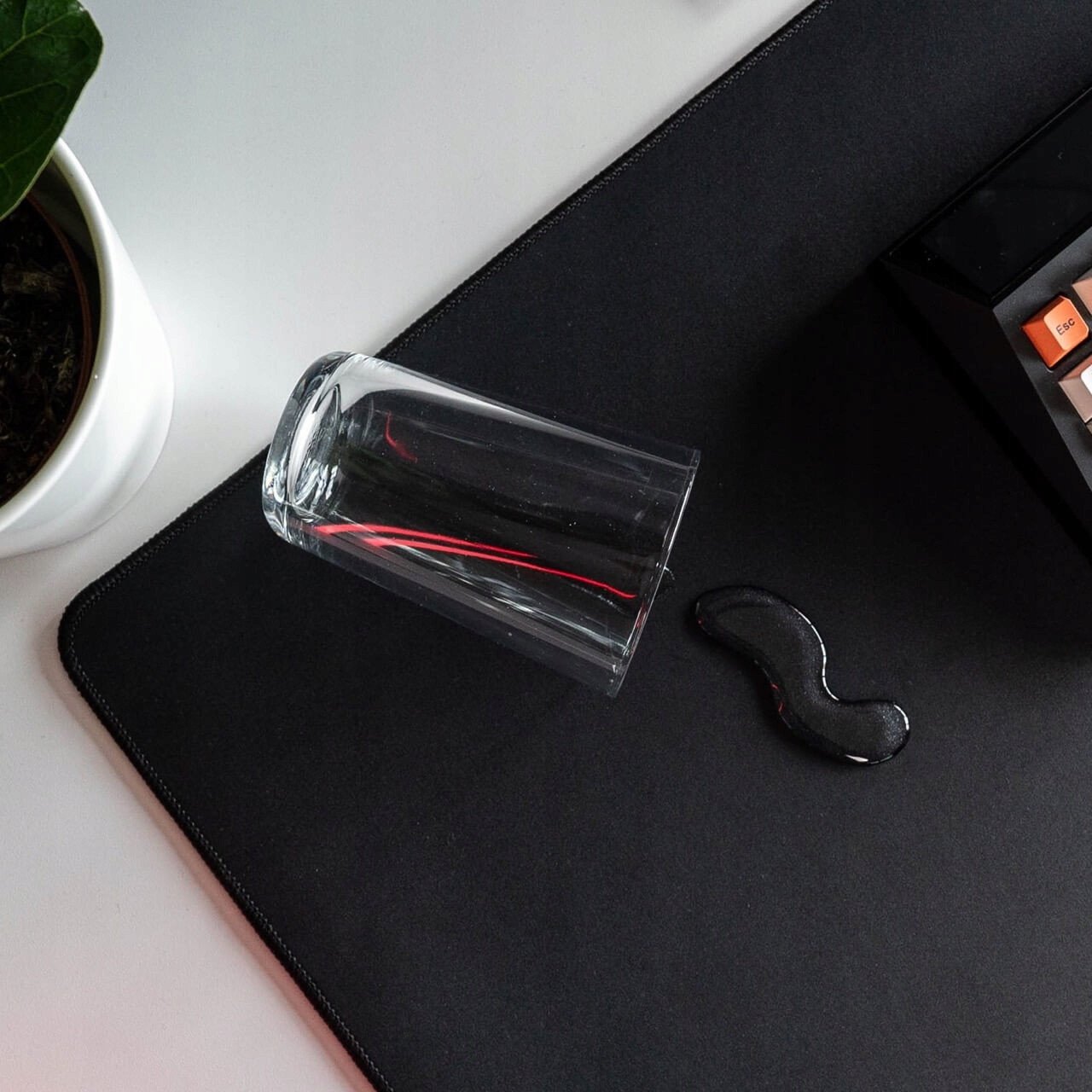 Mbulesë tavoline Deltahub Gaming Protective Desk Pad, madhësia L, e zezë