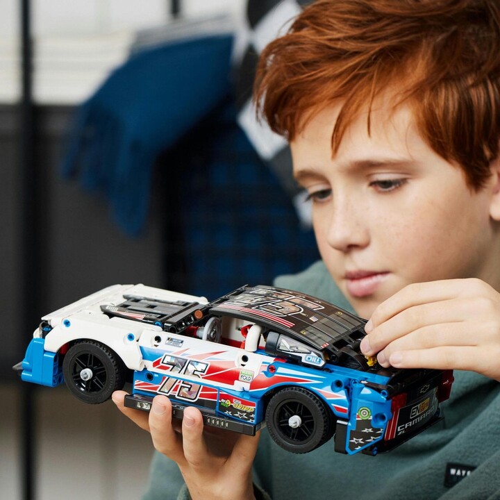 Set LEGO® Technic 42153 NASCAR® Next Gen Chevrolet Camaro ZL1, 672 pjesë