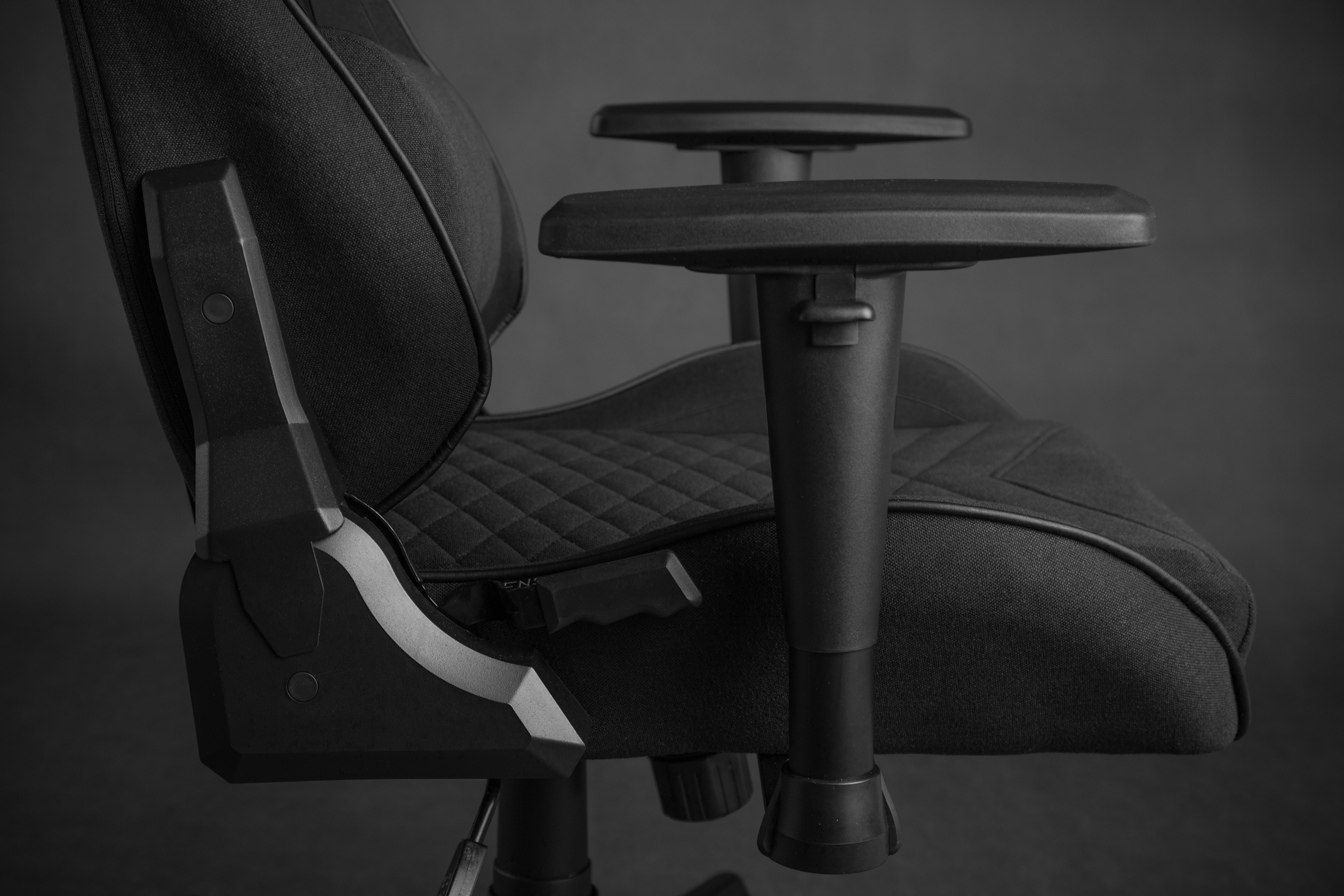 [OUTLET] Karrige SENSE7 Spellcaster, e zezë