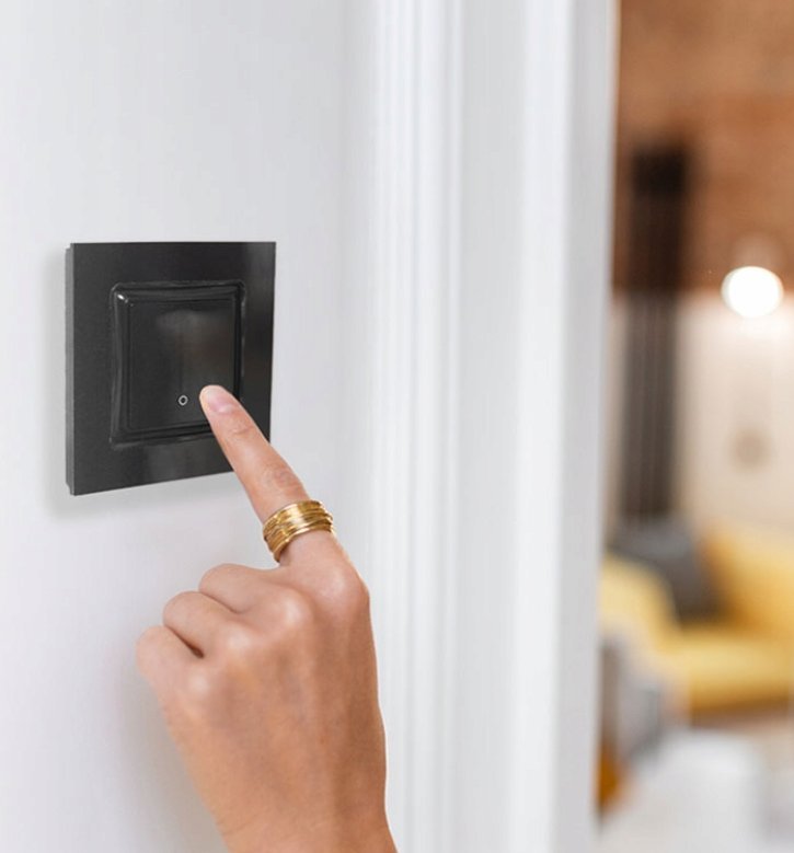 Buton muri Shelly Wall Switch 1, 1 buton, për relé Shelly, i zi