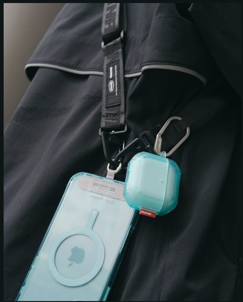 Kutia mbrojtëse Skinarma Mecha CE për AirPods 4, TPU, me karabinë, e zezë