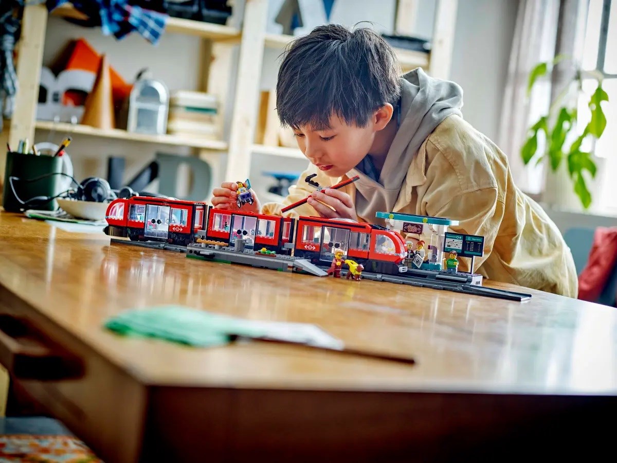 Set LEGO City Downtown Streetcar and Station, tram dhe stacion urban, shumëngjyrësh