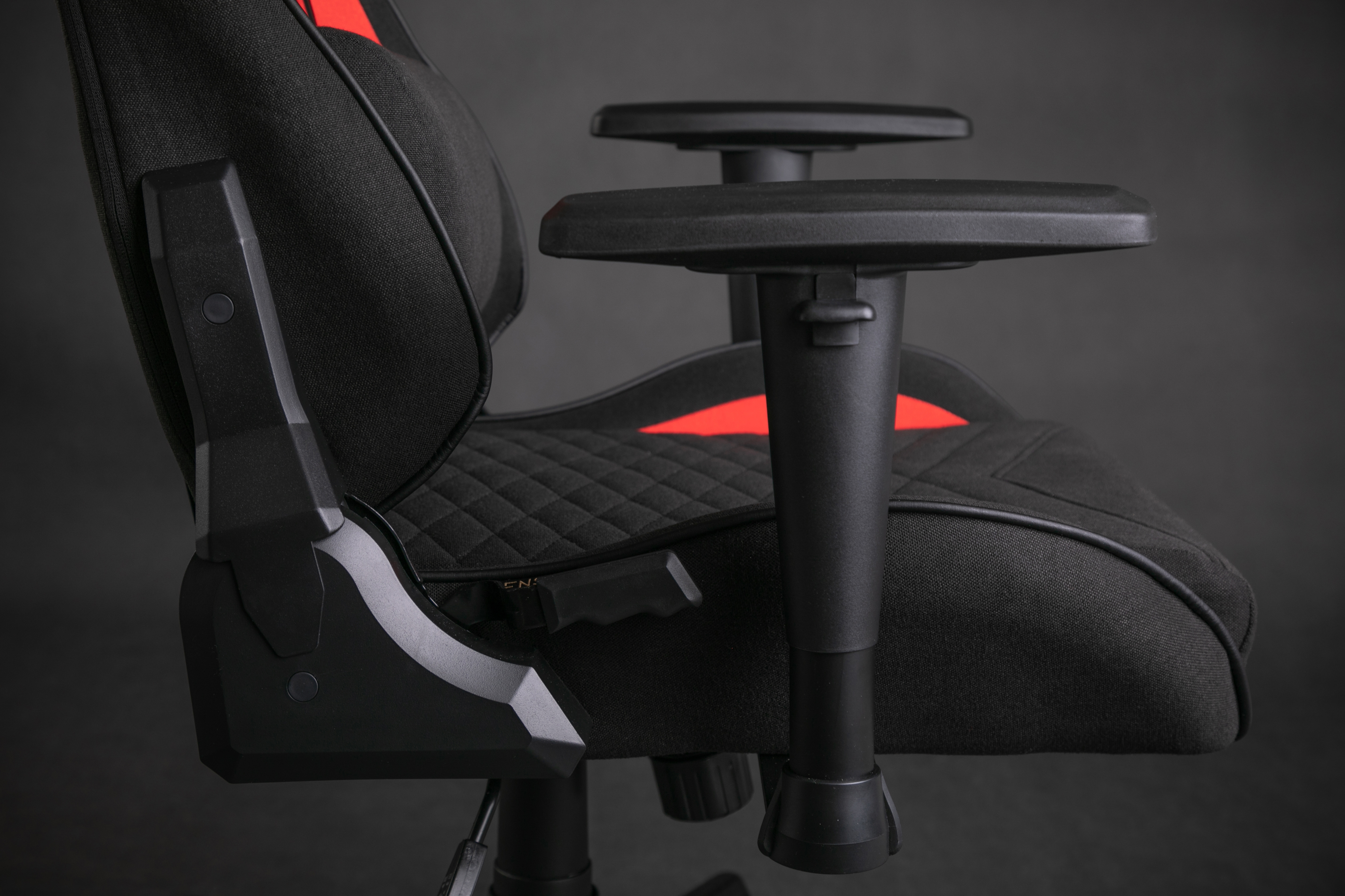 [OUTLET] Karrige SENSE7 Spellcaster, e zezë/kuqe