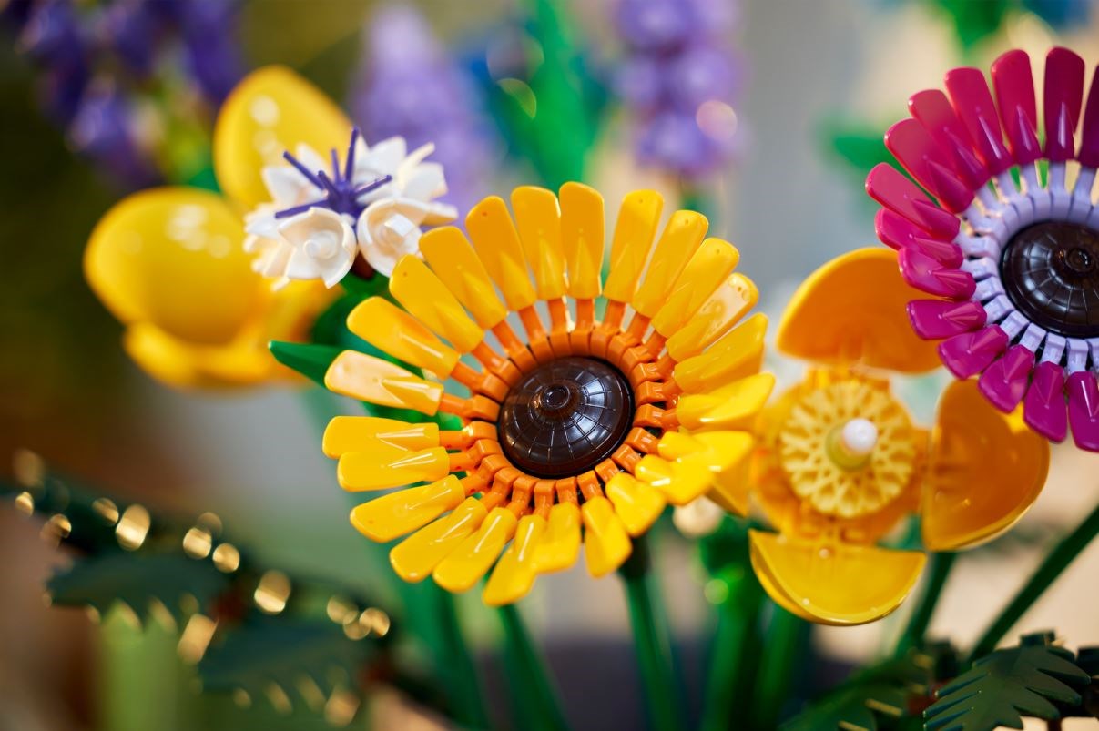 Set LEGO Icons Wild Flower Bouquet 10313, buqetë lulesh dekori, shumëngjyrëshe