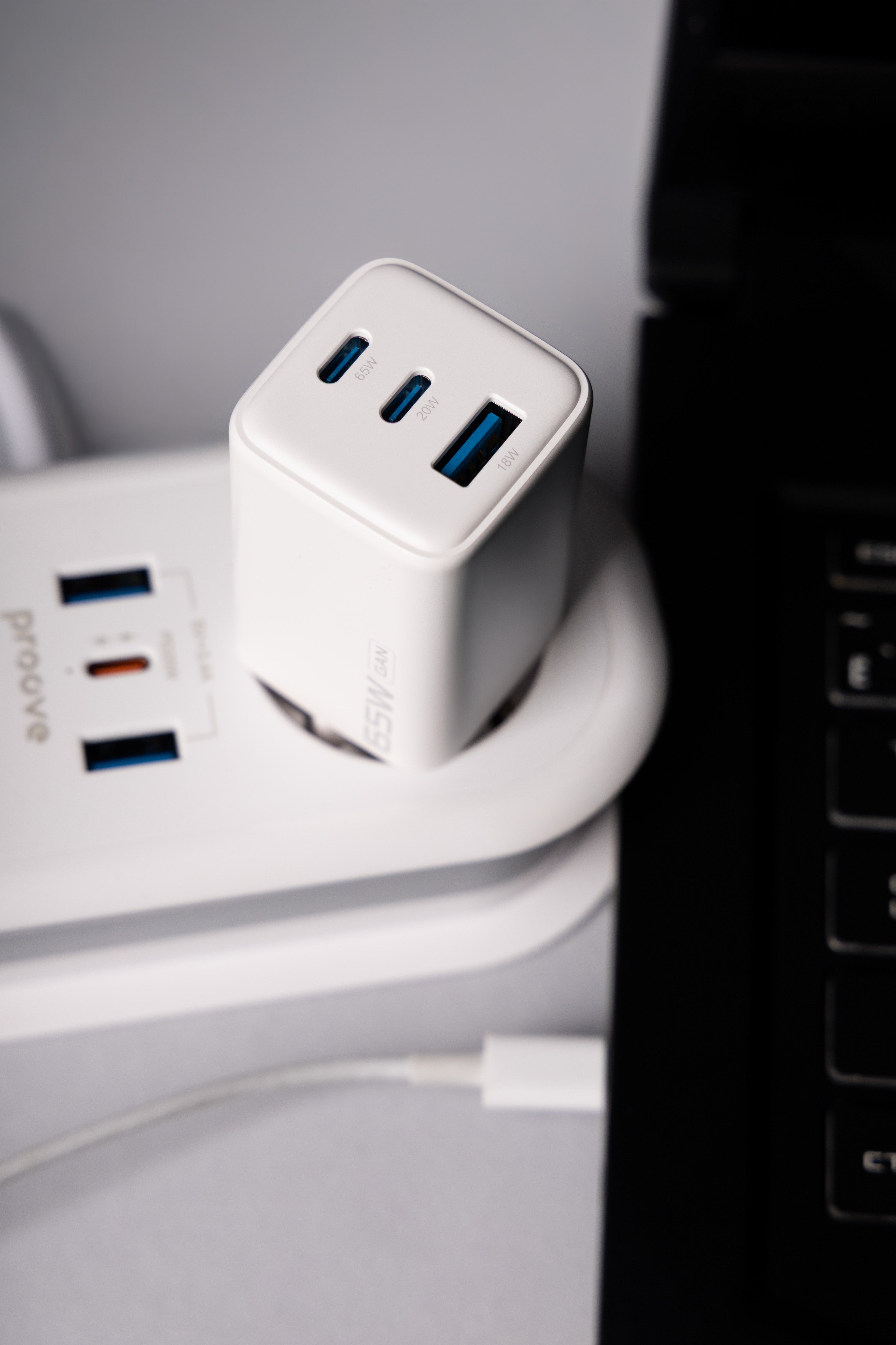 Karikues muri Proove Pocket, 65W, me 2×Type-C dhe USB, i bardhë