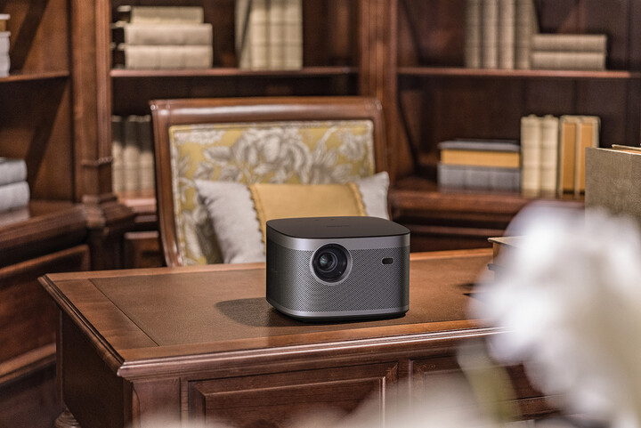 Projektor XGIMI Horizon, i argjendtë