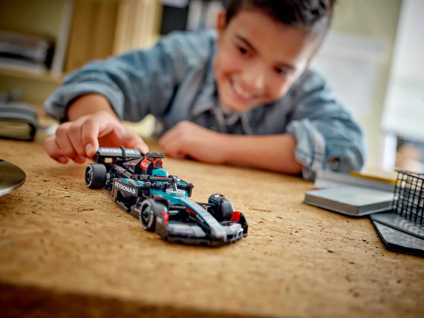 Lodër LEGO Mercedes AMG F1 Racing Car 77244, makinë garash, shumëngjyrëshe