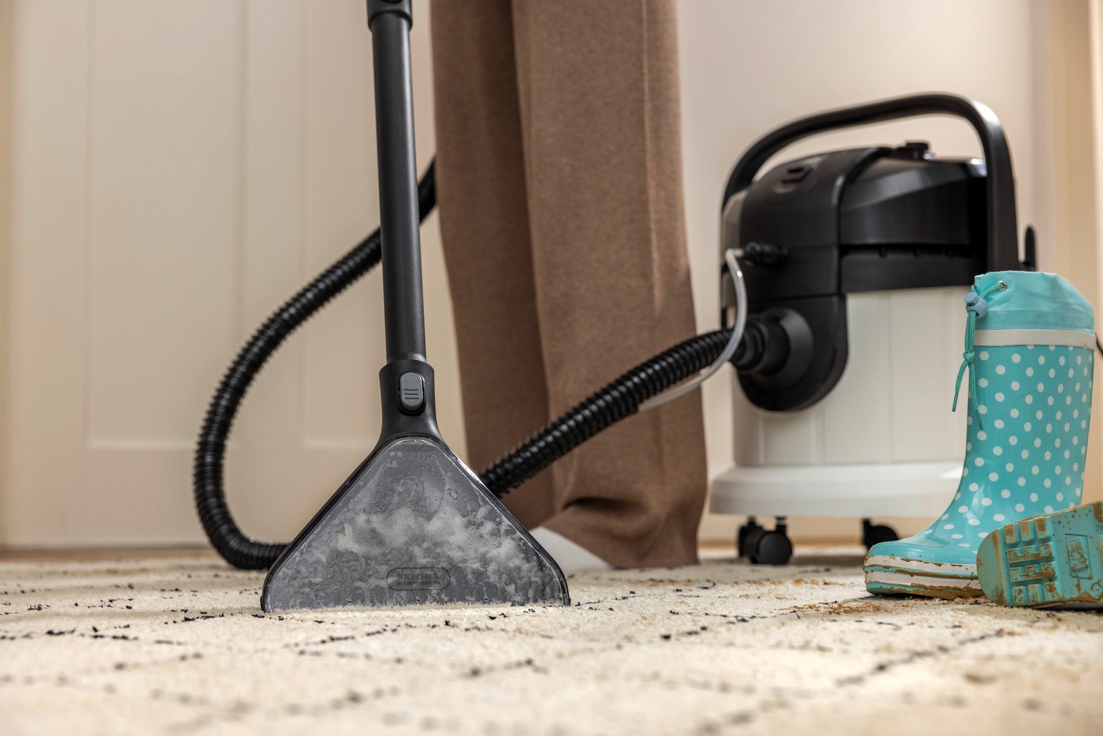 Fshesë me ujë dhe pluhur Karcher SE 4 Plus, 18L, 1000W, e bardhë