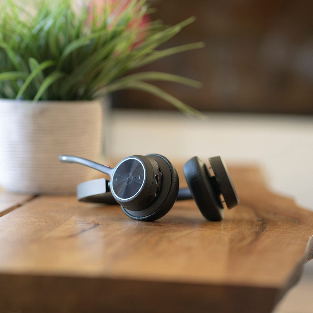 Kufje wireless Poly Voyager 4320 UC, USB-A, të zeza