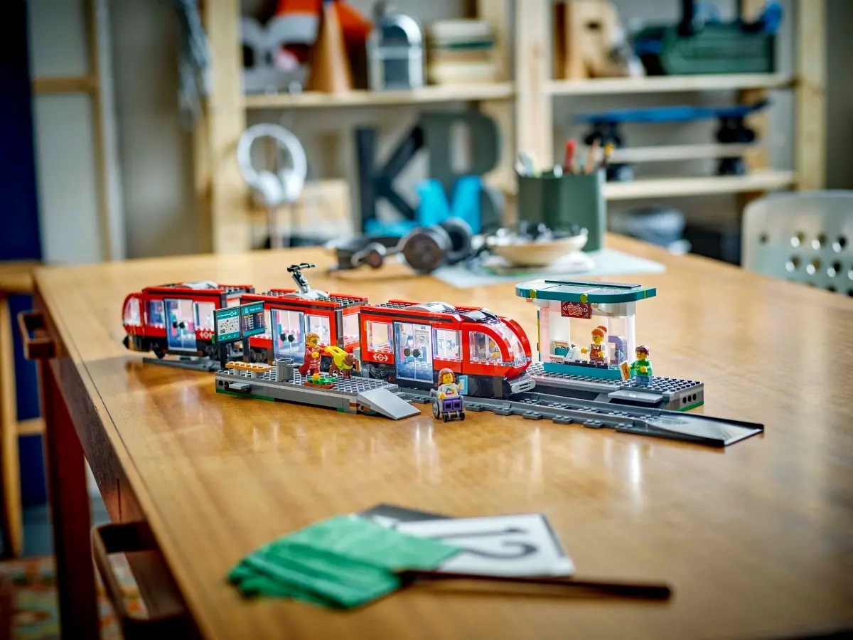 Set LEGO City Downtown Streetcar and Station, tram dhe stacion urban, shumëngjyrësh