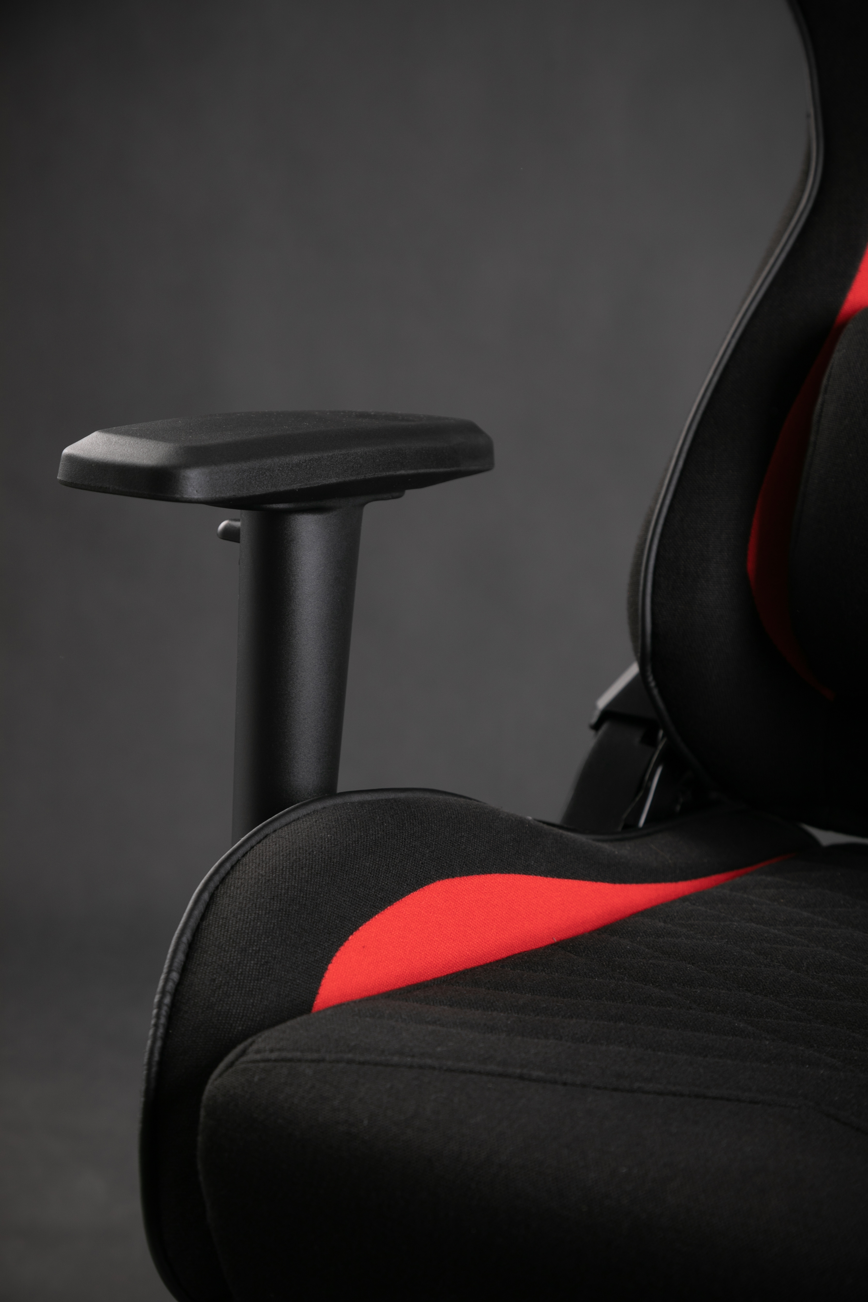 [OUTLET] Karrige SENSE7 Spellcaster, e zezë/kuqe