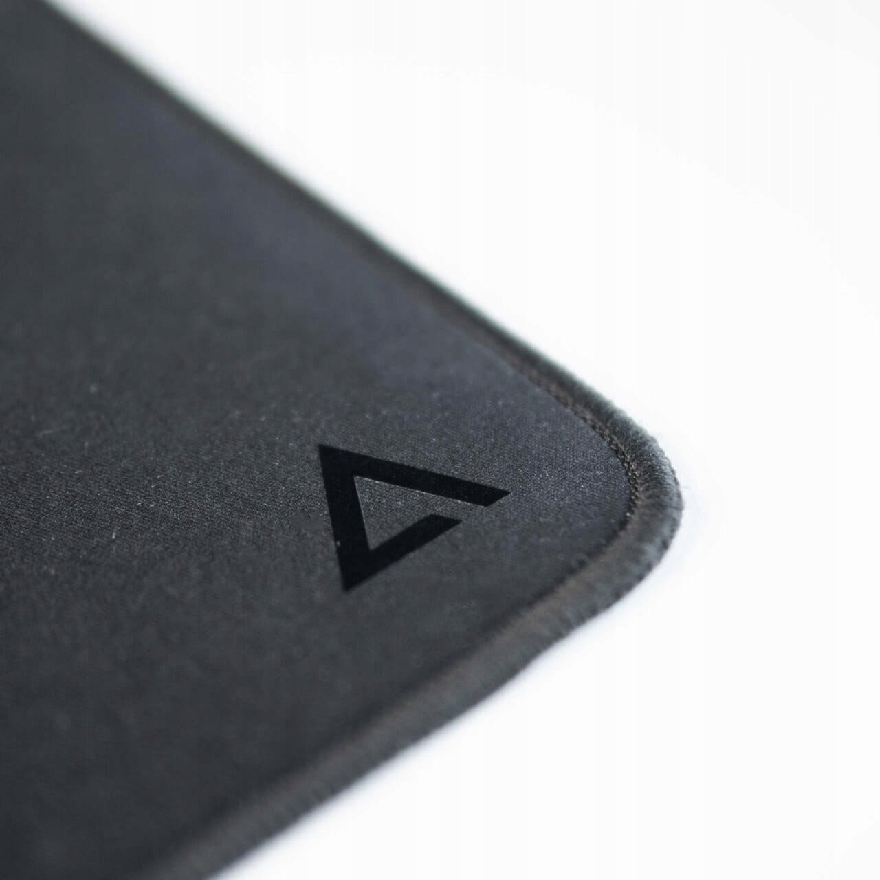 Mbulesë tavoline Deltahub Gaming Protective Desk Pad, madhësia L, e zezë