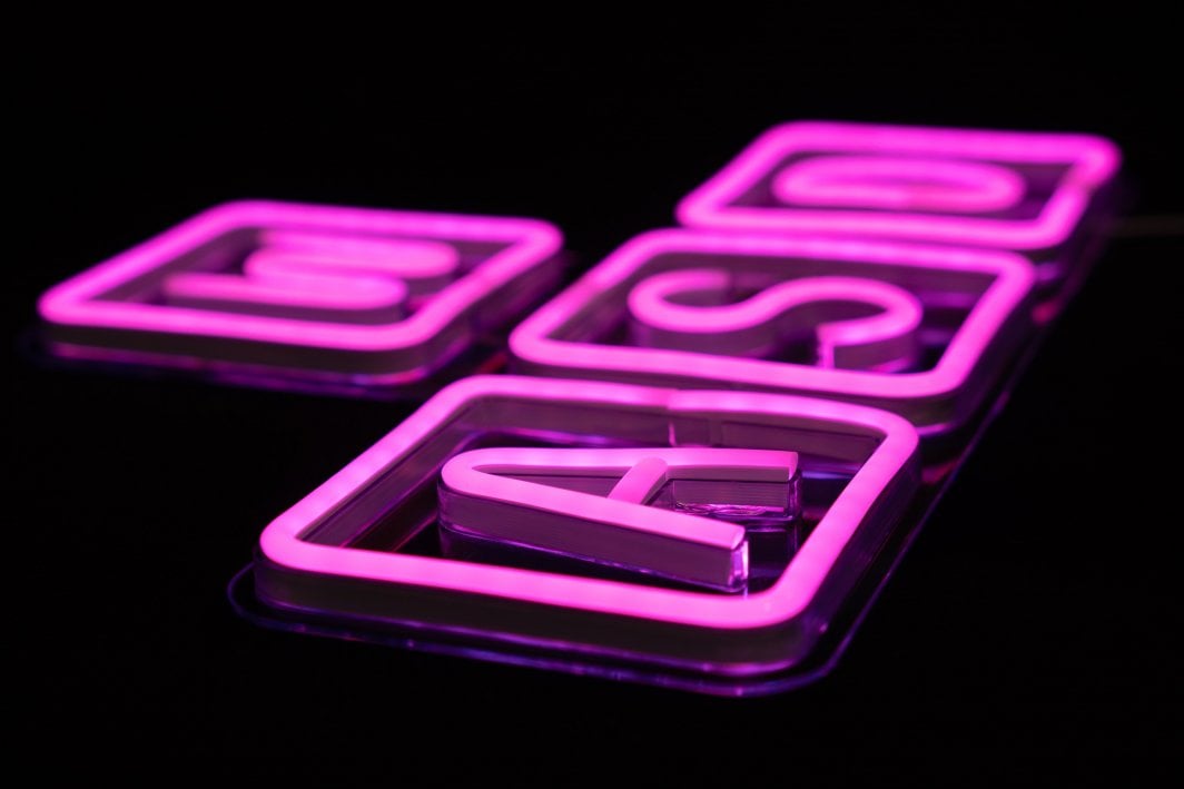 Dritë neoni LED Preyon LED WASD, vjollcë