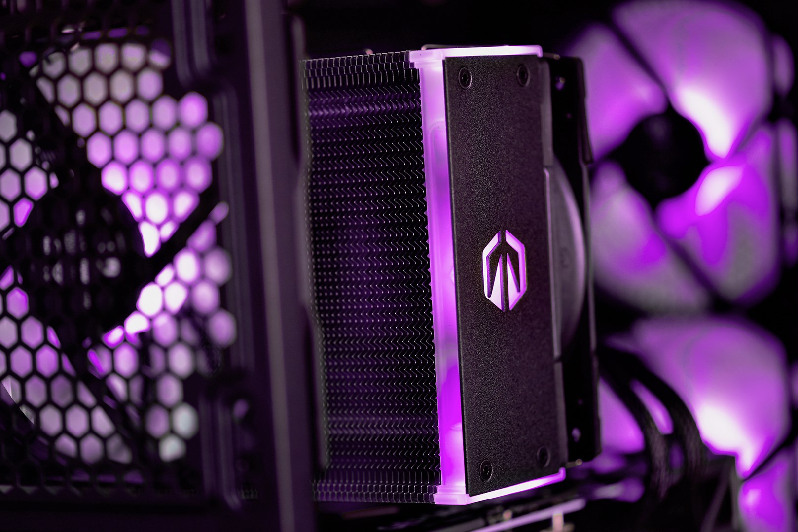 Kompjuter Actina, AMD Ryzen 7 5800X3D, 32GB RAM, 2TB SSD, i zi