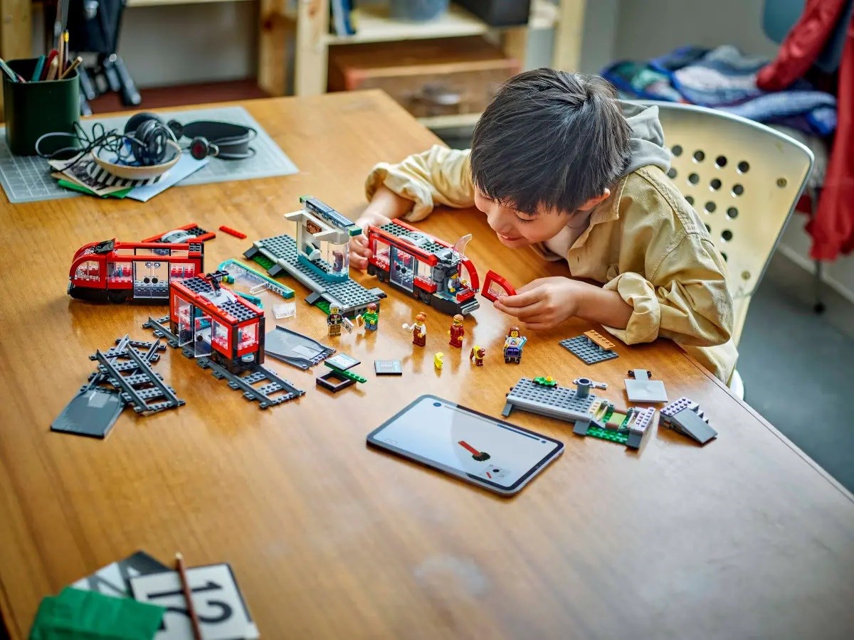 Set LEGO City Downtown Streetcar and Station, tram dhe stacion urban, shumëngjyrësh