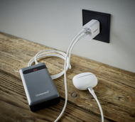 Полнач за ѕид Intenso Power Adapter 7803012, USB A и USB C, брзо полнење, бел