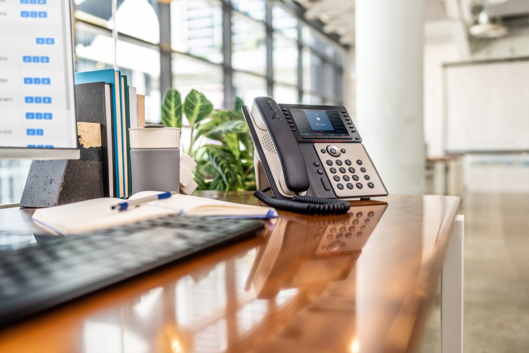 Telefoni fiks Poly 82M91AA, ekran me ngjyra, shumë linja, i zi