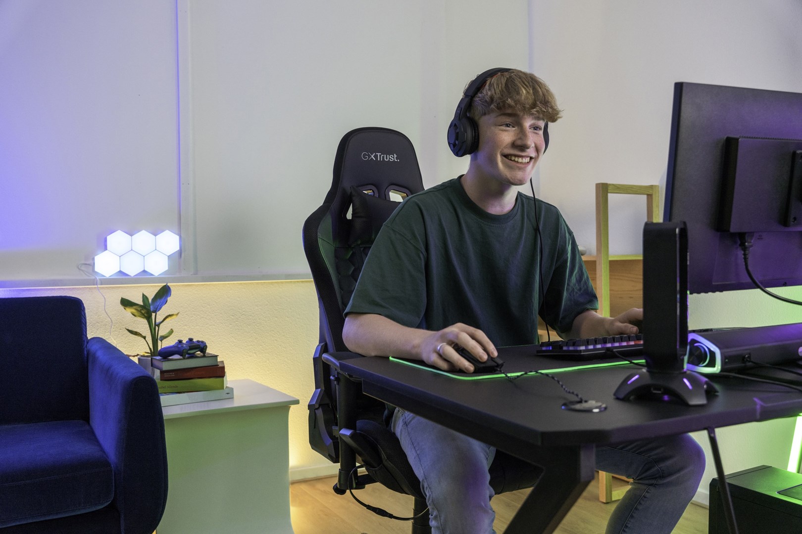 Stendë kufjesh Trust GXT 265 Cintar, RGB, 2x USB, e zezë