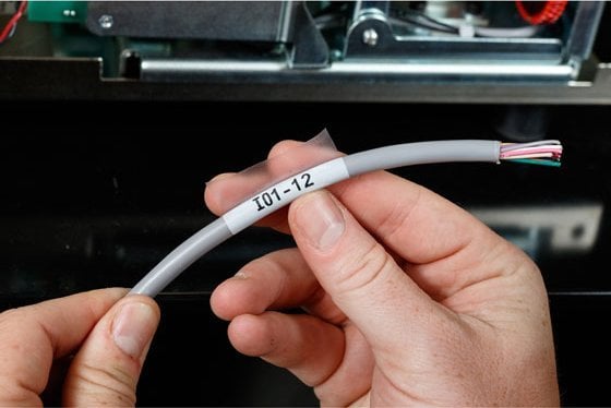 Kasetë etiketuese Brady M21-1000-427, vinil i bardhë, tekst i zi, 10mm
