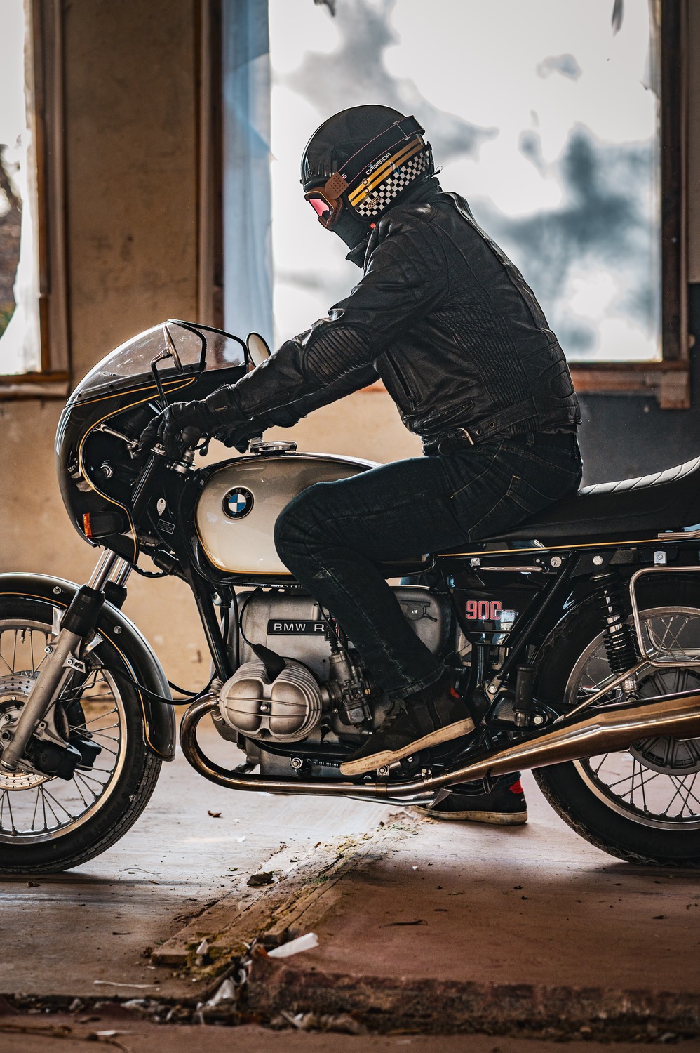 Helmetë moto CASSIDA ESO Forty Nine, fiberglass, ECE 22.06, e zezë perlë ar gri