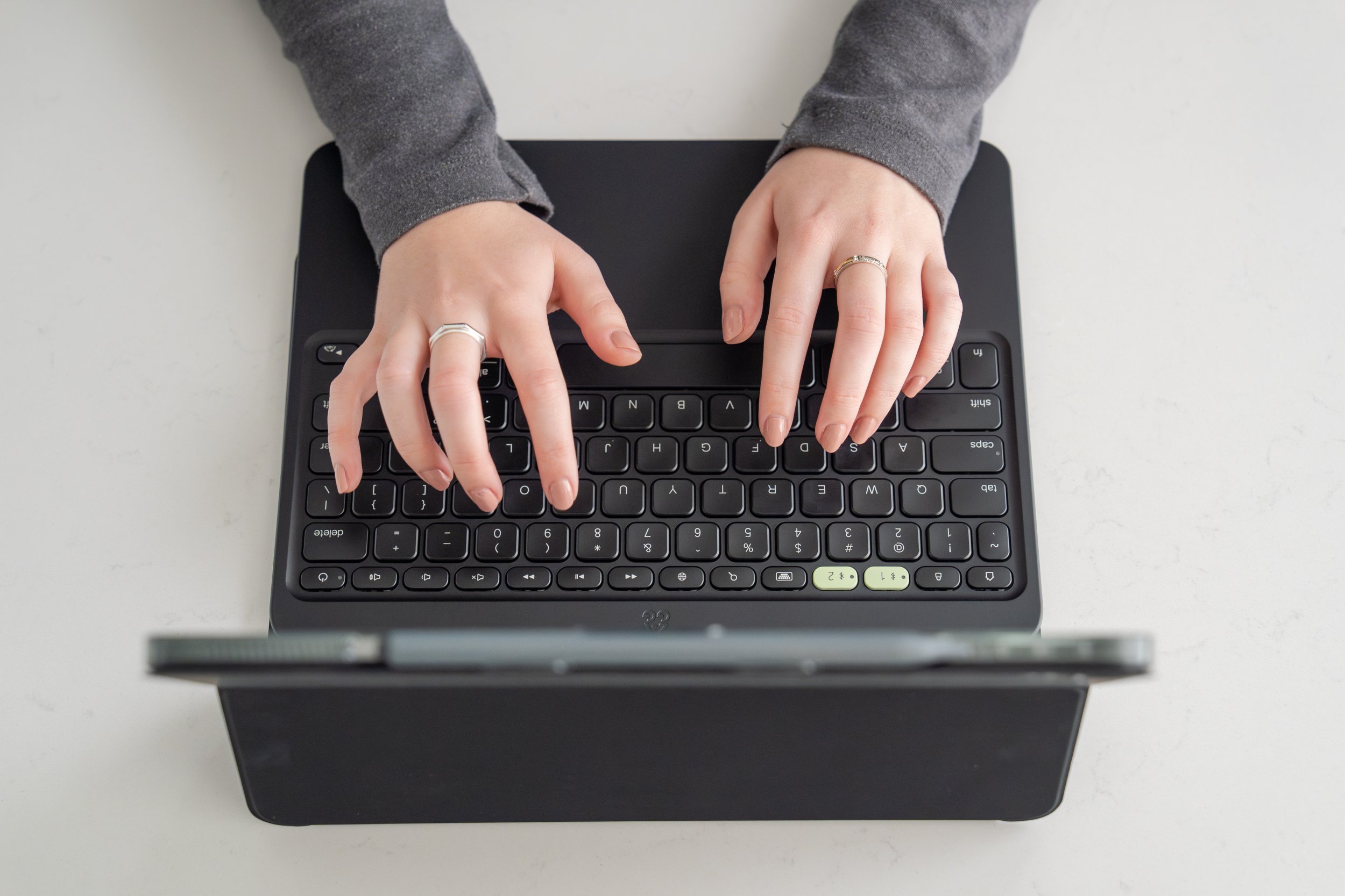 Tastierë me kopertinë ZAGG Pro Keys 2 për iPad Air 11", me ndriçim, e zezë