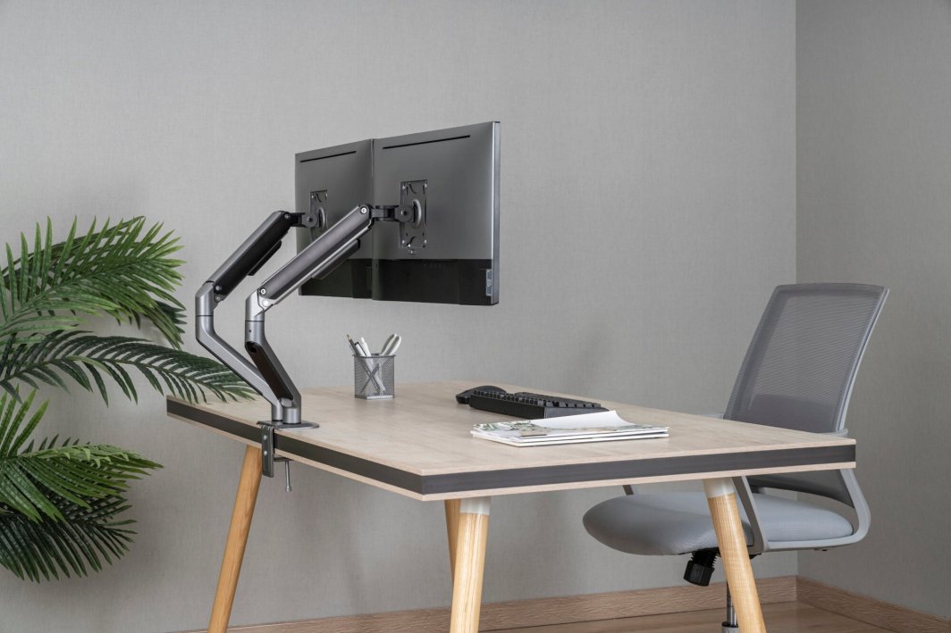 [OUTLET] Mbajtëse tavoline Gembird për 2 monitorë, 17" - 32", e hirtë