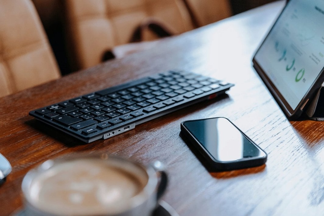 Tastierë Cherry, wireless, UK, e zezë