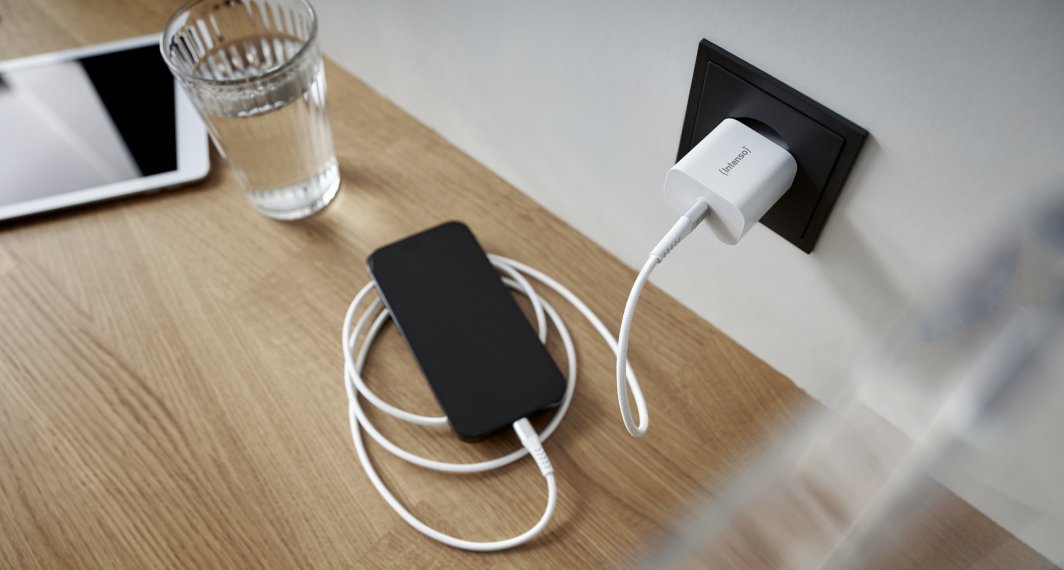 Полнач за ѕид Интенсо Повер Адаптер W20C, USB C, 20W, црн