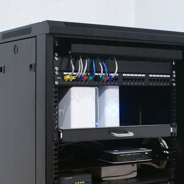 Rafte rrëshqitës Qoltec për kabinet RACK 600x600, me dorezë, i zi