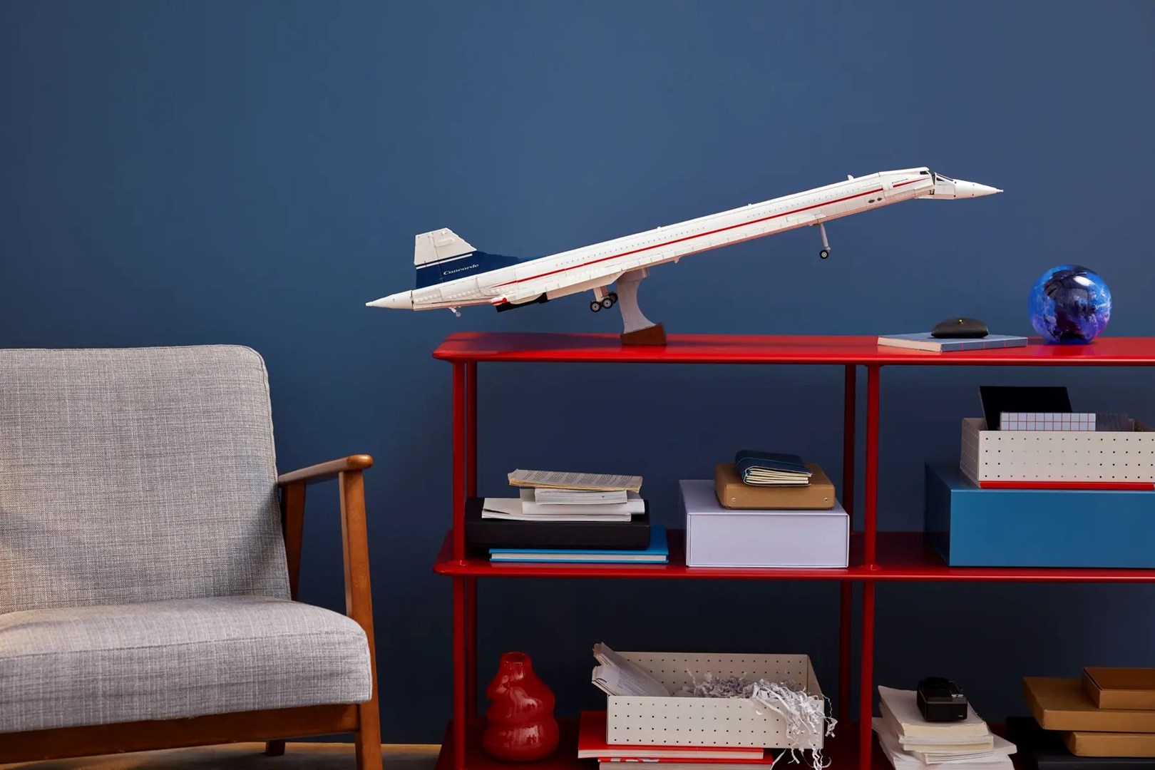 Set ndërtimi LEGO Icons Concorde 10318, model avioni ekspozimi, i bardhë