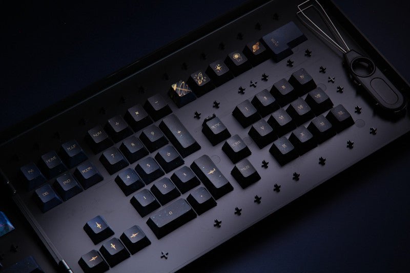 Set keycaps Traitors Infinity PBT Dye-Sub, 109 taste, UK ISO, e zezë blu