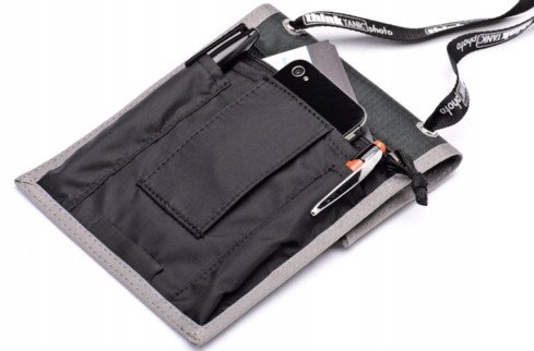 Mbajtëse kredencialesh DICOTA Credential Holder Short, transparente, me litar rreth qafe, e zezë