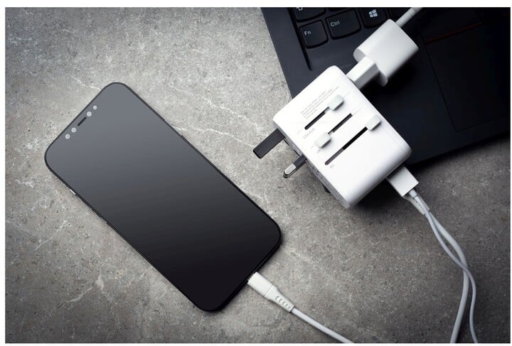 Përshtatës udhëtimi FIXED për EU, UK dhe USA/AUS, 3xUSB-C, 2xUSB-A, GaN, PD 65W, i bardhë