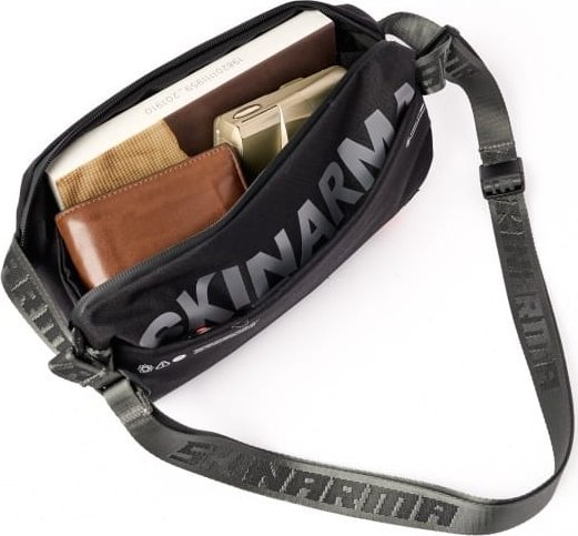 Çantë crossbody Skinarma Fardel, me rrip shpatulle, rezistente ndaj ujit, e zezë