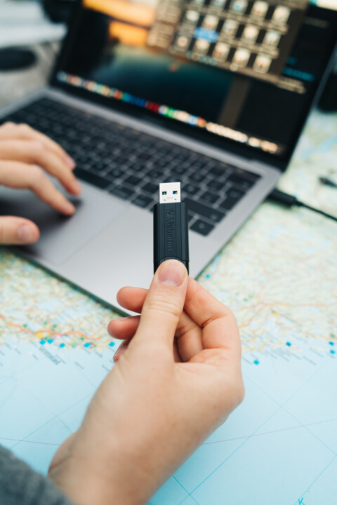 USB Verbatim PinStripe 128GB, e zezë