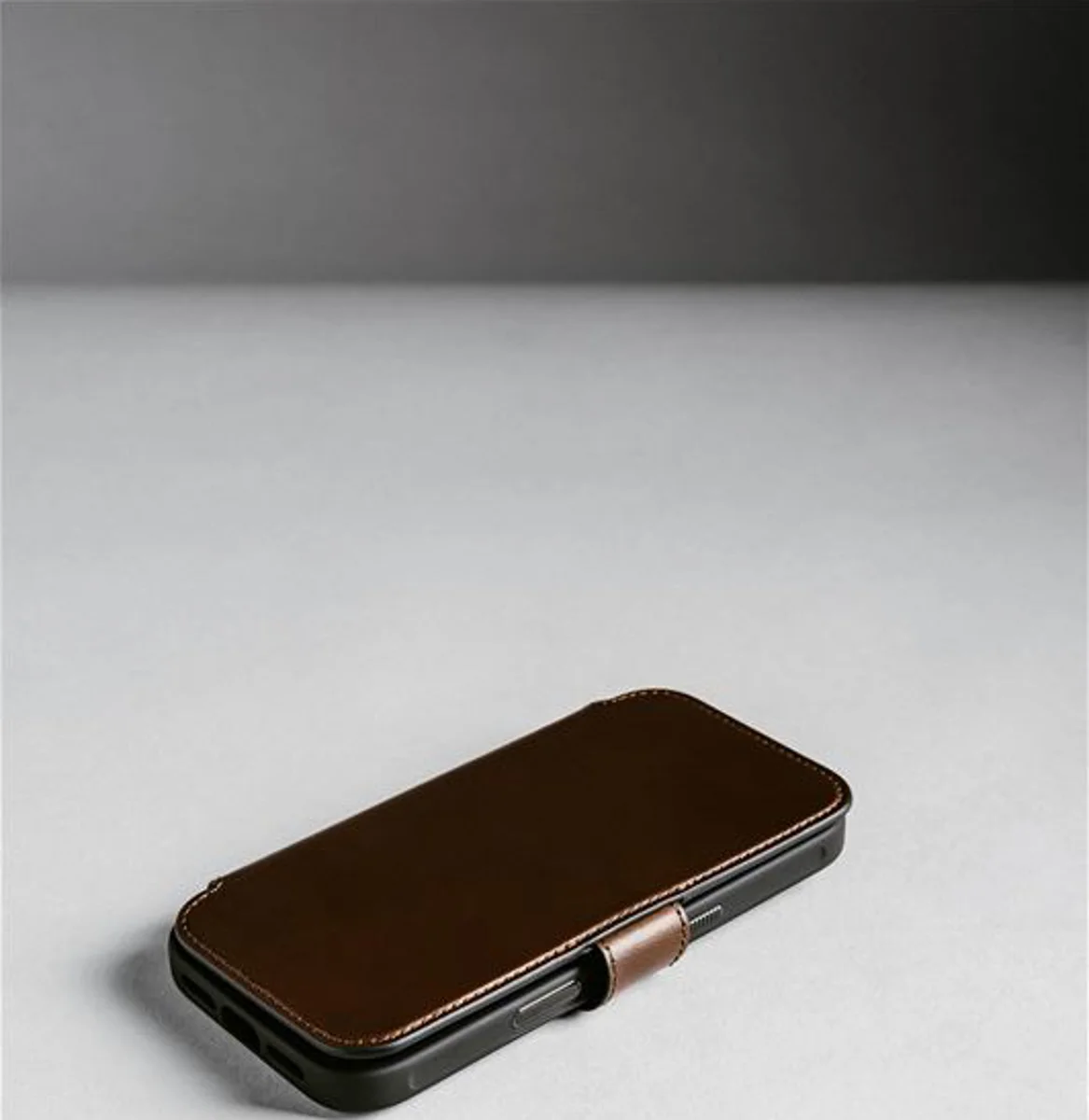 Këllëf folio Nomad Modern Leather, për iPhone 17 Pro, lëkurë Horween, kafe rustic