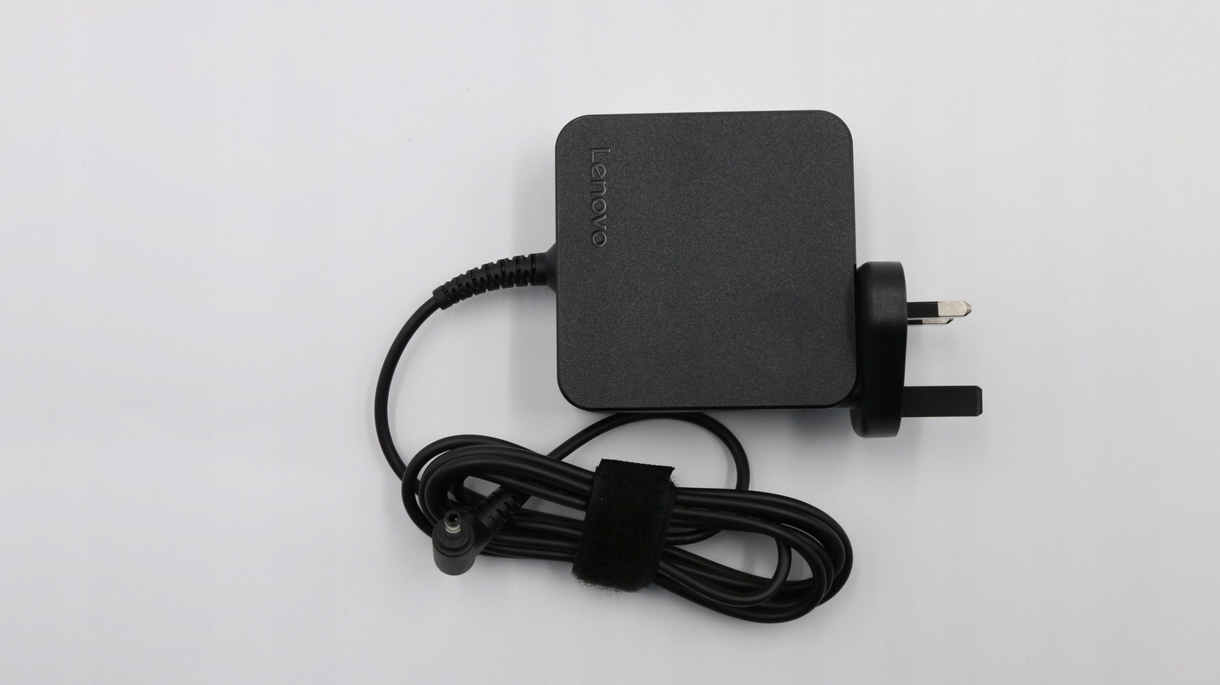 Adaptues karikues për laptop Lenovo AC 20V 65W, me kabllo rryme, i zi