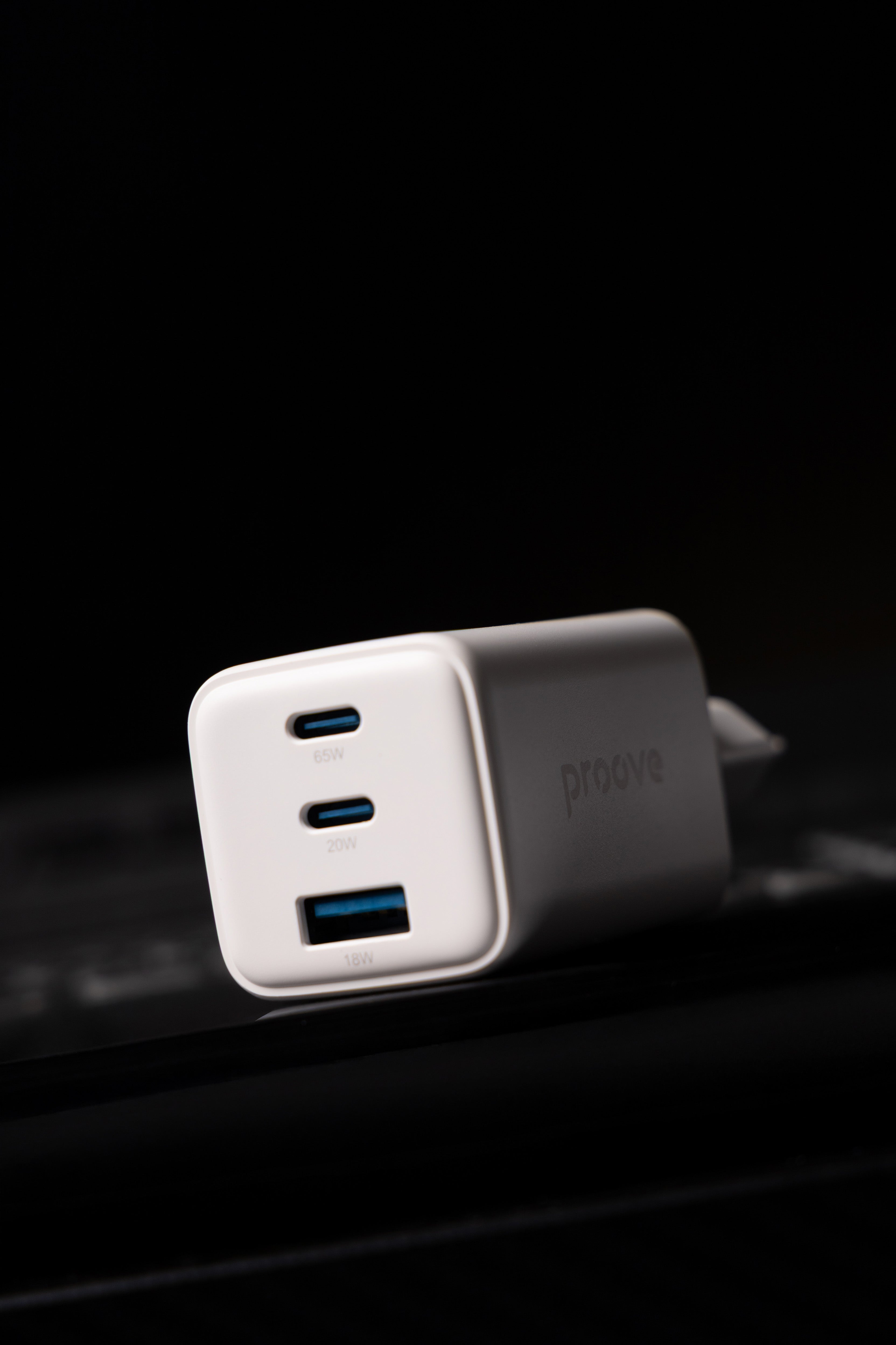 Karikues muri Proove Pocket, 65W, me 2×Type-C dhe USB, i bardhë