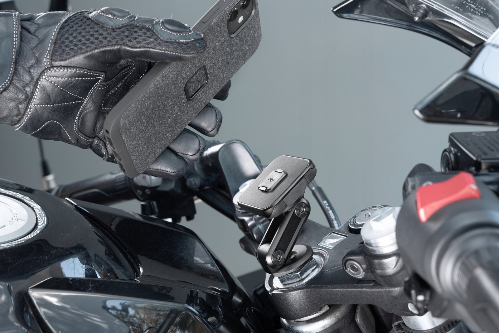 Mbajtëse telefoni për motor Peak Design Mobile Motorcycle Stem Mount, sistem SlimLink, izolim dridhjesh, e zezë
