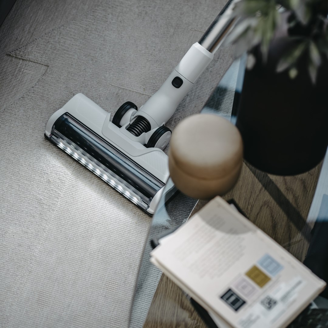 Fshesë me korrent vertikale Adler AD 7060, pa kabllo, LED, e bardhë