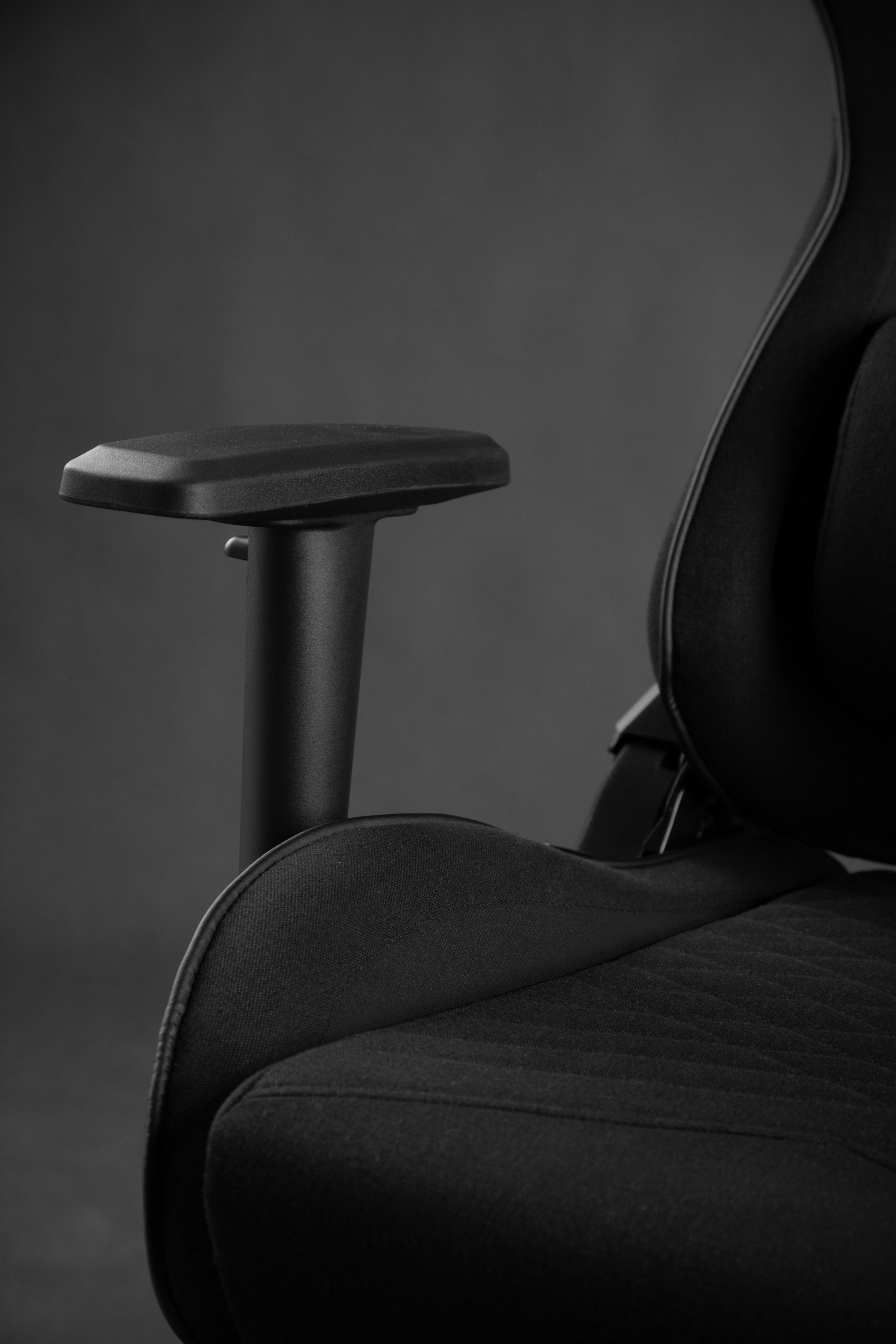 [OUTLET] Karrige SENSE7 Spellcaster, e zezë